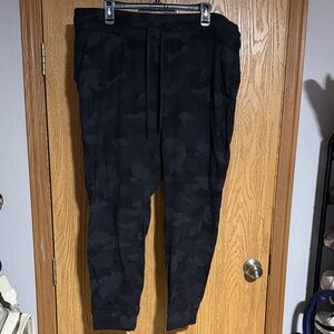 Women’s Lululemon black camo joggers. Full length. Size: 18